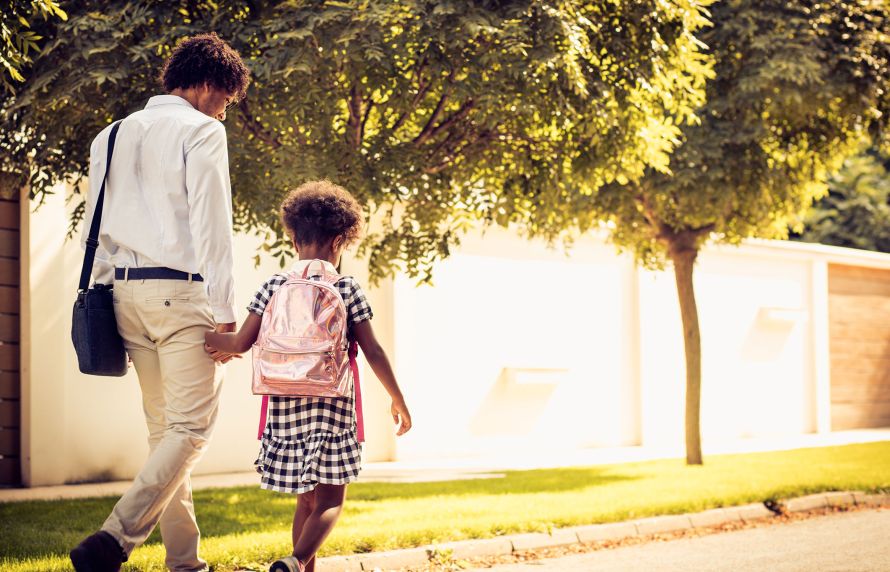 Parent accompagnant sa fille à l'école pour la rentrée